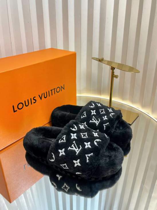 Picture of Louis Vuitton Slippers _SKULVsz35-40mnq1112523
